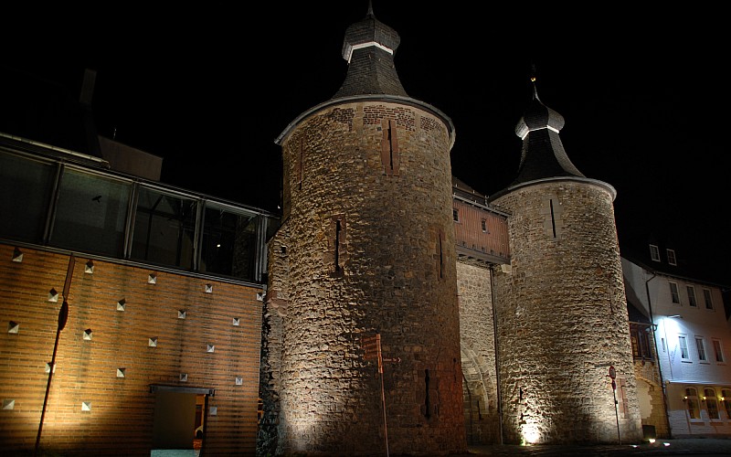 Hexenturm in Jülich bei Dunkelheit