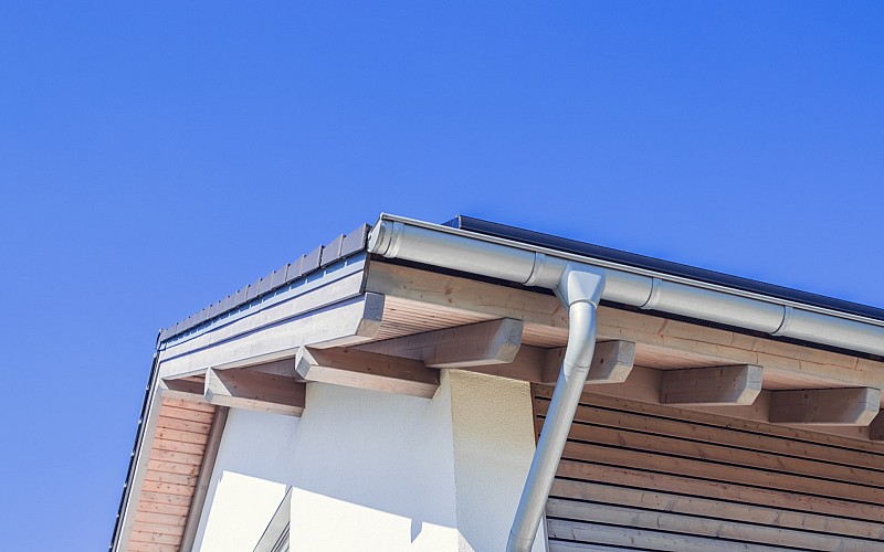 Dach mit Regenrinne